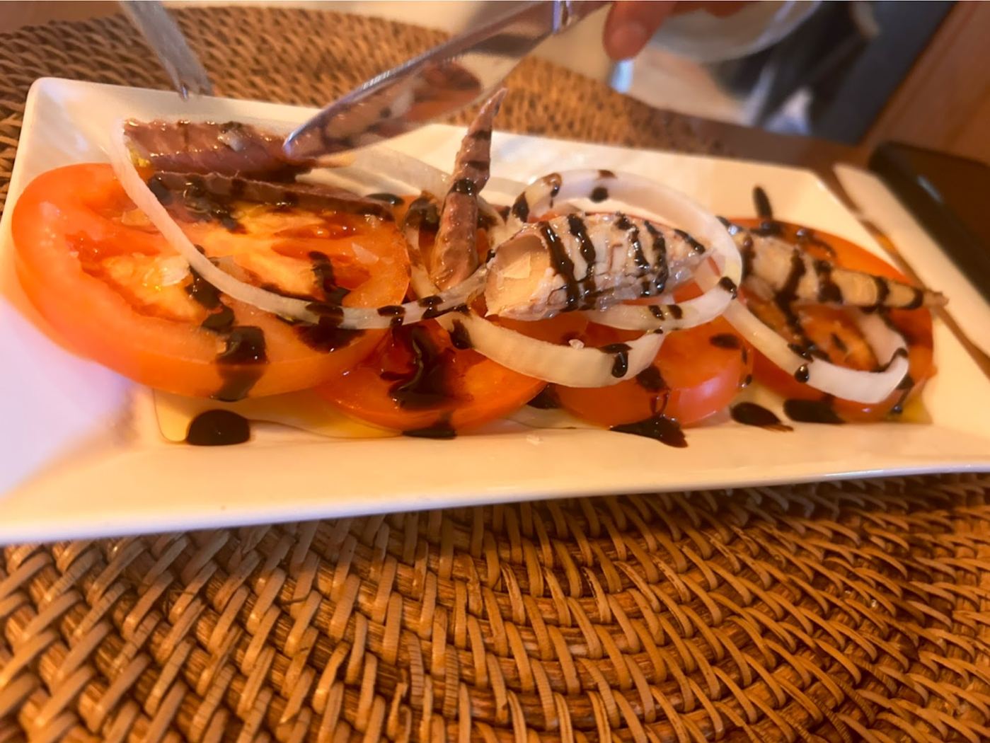 Ensalada de tomate fresco con anchoas del cantábrico y cebolla tierna